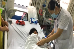 Thêm bé trai 7 tuổi bị chó nhà cắn đứt rời môi