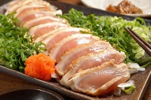 Suýt ‘chìm trong bóng tối’ do ăn phải giun trong sushi gà