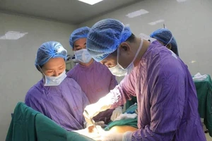 Người phụ nữ phải ngủ nghiêng vì... ngực 'khủng'