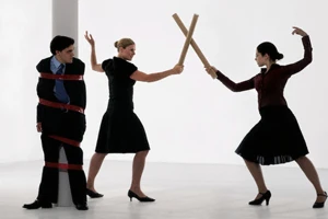 Chuyện đánh ghen: Gào khóc lăn lộn để làm gì? 