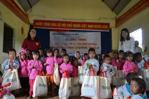 Báo Pháp Luật TP.HCM mang áo ấm đến với trẻ vùng cao Gia Lai