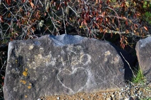 Khắc tên vào đá, sự lưu danh xuẩn ngốc