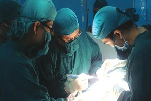 ‘Súng’ xém bị lột da vì xài ‘áo mưa’ dỏm