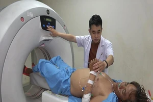 Trực thăng đưa ngư dân từ Trường Sa về đất liền trị bệnh