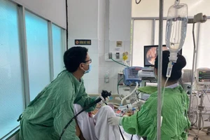 Xuất huyết tiêu hóa dưới ồ ạt, người đàn ông suýt chết