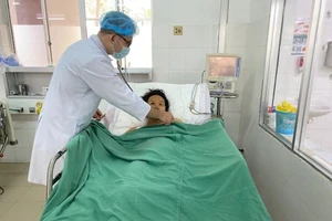 Lọc máu liên tục cứu sản phụ trẻ vừa sinh song thai