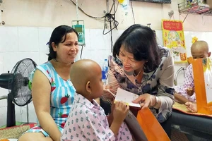 Phó Chủ tịch nước thăm, tặng quà tết cho bệnh nhân ung thư