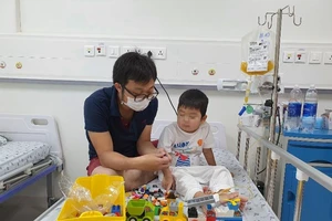 Bé trai 4 tuổi hai năm trời chiến đấu với căn bệnh hiếm