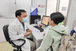 Môi nữ sinh sưng vù, rỉ máu sau khi dùng son mua trên mạng