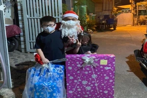 Ông già Noel đeo khẩu trang tặng quà Giáng sinh mùa COVID-19
