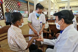Khám bệnh cho người dân Lào sau 2 năm tạm ngưng do COVID-19