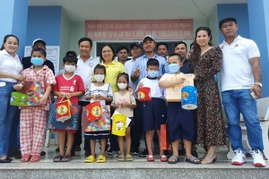 Bác sĩ TP.HCM gửi quà trung thu tặng học sinh nghèo Long An
