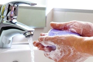 Rửa tay bằng xà phòng hay dung dịch sát khuẩn sạch hơn?