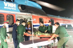 Đưa ngư dân đột quỵ não từ Trường Sa vào đất liền điều trị