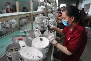 Đề xuất tăng lương tối thiểu vùng 11% năm 2024