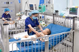 Truyền 60 lọ huyết thanh cứu 3 bệnh nhi bị rắn độc cắn