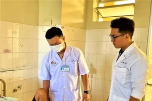 Nối bàn chân gần đứt lìa do máy cắt cỏ 