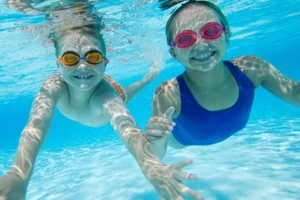 Bơi ở hồ bơi công cộng có bị lây đau mắt đỏ?