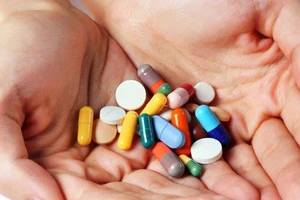 Điều gì xảy ra khi uống thuốc với nước trà?