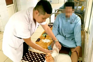 Hoại tử nặng do tự điều trị rắn cắn suốt 20 năm