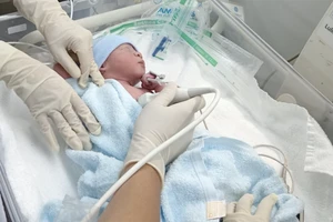 Em bé được thông van tim trong bào thai đầu tiên tại Việt Nam chào đời