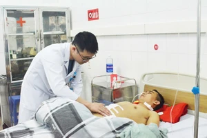 Ngã từ độ cao 4 mét, người đàn ông vỡ ruột non