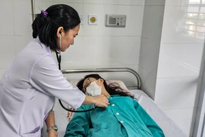 Nha Trang lại có vụ ngộ độc sau khi nhiều học sinh ăn cơm gà trước cổng trường