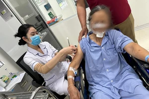 Khâu 70 mũi sau khi bị chó nhà hàng xóm cắn