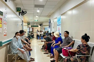 Người bệnh nặng, hiểm nghèo mong mỏi bỏ thủ tục chuyển tuyến