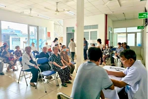 Bàn cách để người cao tuổi hết 'ngại' khám sức khỏe miễn phí