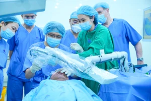 Bệnh viện Mắt TP.HCM ứng dụng công nghệ FLACS điều trị đục thủy tinh thể