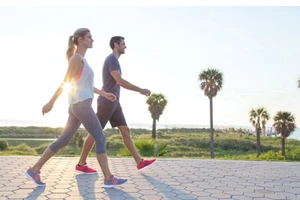 Đi bộ buổi sáng hay buổi tối tốt hơn?