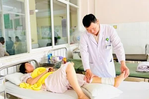 Người phụ nữ bị gãy lún 3 mắt cá chân khi nhảy dây 