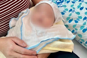 Cứu sống kỳ diệu em bé bị đẻ rơi, nặng 900 gram 