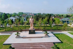 Như thấy Bác về thăm lại Làng Sen