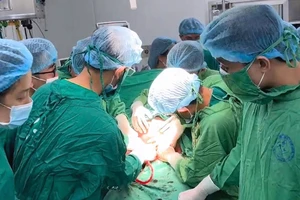 Cuộc vượt cạn của sản phụ nặng 178 kg