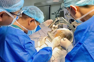 Nữ sinh mắc bệnh động kinh 8 năm được chữa khỏi nhờ đặt điện cực não sâu