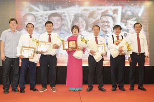 Phóng viên Nguyễn Phương Nam (thứ hai từ phải qua) và phóng viên Lê Thị Kim Thoa (giữa) đạt giải “Cây bút xuất sắc” năm 2025 cùng với các ứng viên lọt vào vòng chung khảo . Ảnh: THUẬN VĂN