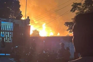 Cháy công ty ở phường Tân Hiệp, có người bị thương