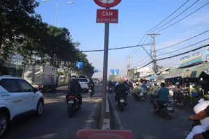 Trước cổng chợ đầu mối Thủ Đức: Nhiều xe máy chạy ngược chiều gây nguy hiểm 
