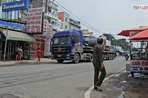 Trượt ngã vào hông xe đầu kéo chở thép cuộn, cô gái tử vong ở phường Tân Tạo