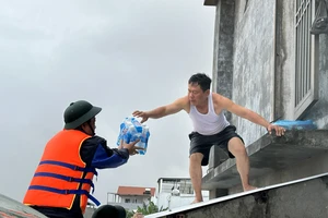 Người dân vùng rốn lũ mừng rỡ khi được tiếp tế nước sạch