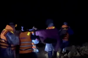 Xuyên đêm khiêng võng hơn 20km đưa 3 người bị thương do sạt lở đất đi cấp cứu