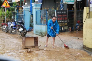 Đường sá ngổn ngang sau cơn lũ lịch sử ở Đà Nẵng
