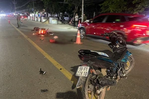 2 cha con bị nạn trong lúc qua đường