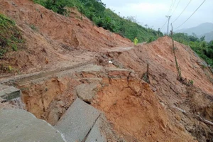 Đà Nẵng: Nhiều tuyến đường miền núi tan nát, giao thông chia cắt