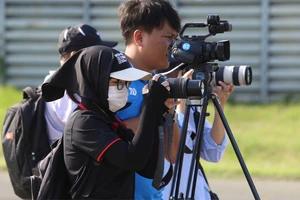 Phóng viên tác nghiệp tại sự kiện A50. Ảnh: HOÀNG GIANG