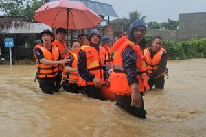 Hạ lưu đang ngập nặng, các hồ chứa ở Khánh Hòa xả lũ thêm 5 ngày