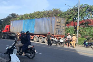Nữ sinh lớp 9 tử vong khi bị kẹp giữa 2 xe container