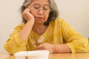 Người cao tuổi chán ăn, có nên dùng nhân sâm, tổ yến thay thế 